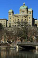 bundeshaus in bern mit aare