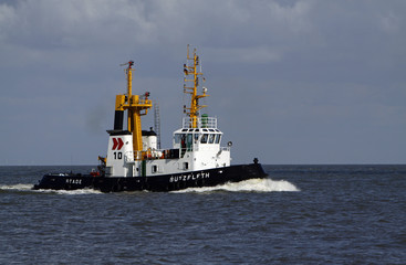 Fototapeta premium Schlepper Bützfleth auf der Nordsee