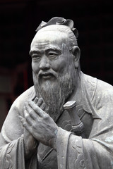 Naklejka premium Posąg Konfucjusza w świątyni konfucjańskiej w Szanghaju