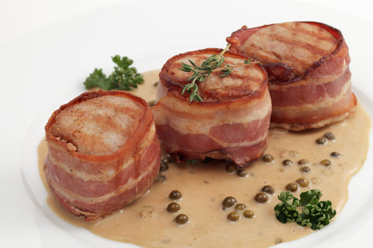 Schweinefilet im Speckmantel mit Pfefferso&szlig;e