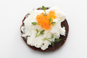Canapes mit Frischkäse und Forellenkaviar