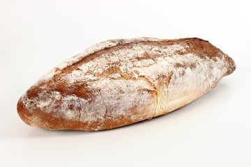 un pan fresco tostado sobre fondo blanco