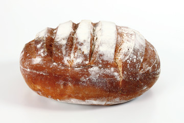 un pan fresco tostado sobre fondo blanco