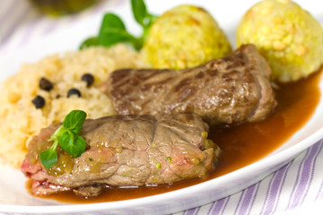 Rinderroulade mit Knödeln,Sauerkraut,Wacholderbeeren