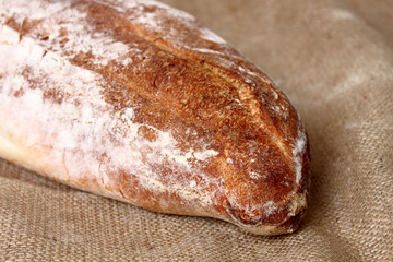 pan fresco tostado sobre fondo de tela marrón