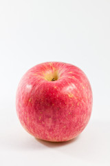 Fototapeta na wymiar Fresh red apple isolated on white background