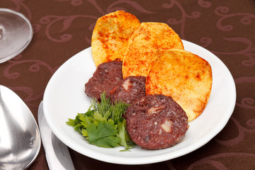 Black pudding sausage and potato chips