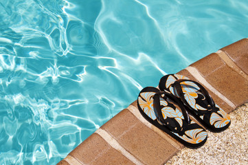 Sandales au bord d'une piscine