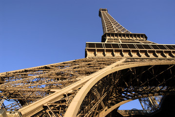 Tour Eiffel de Paris sur fond de ciel bleu