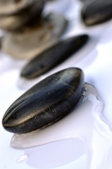 Galets noirs et eau