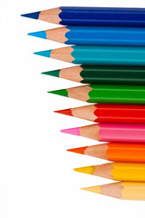 Bunte Farbstifte vor weißem Hintergrund