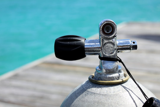 tanque de oxigeno para bucear en el mar
