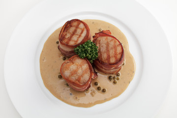 Schweinefilet im Speckmantel mit Pfeffersoße