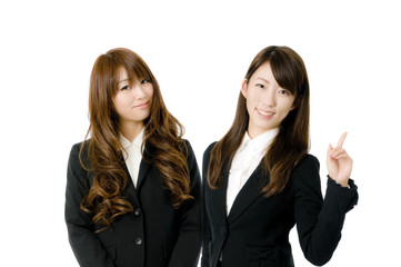 指差す女性社員