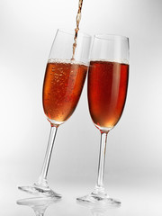 Sektgläser Rosè beim Eingießen
