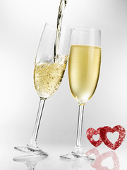 Sektgläser beim Eingießen mit Herzen