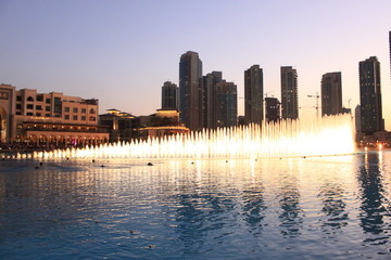 Wasserspiele vor Skyline