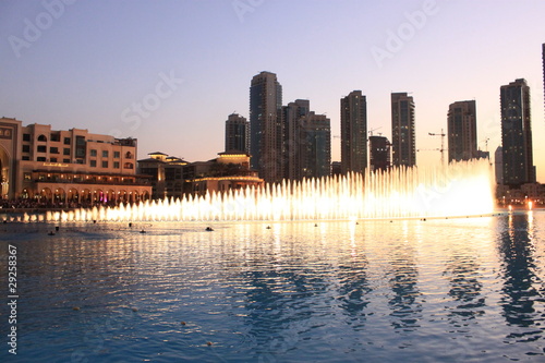 Wasserspiele vor Skyline