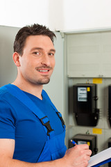 Techniker liest den Stromzähler ab