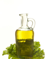 Olio d'oliva con insalata su fondo bianco