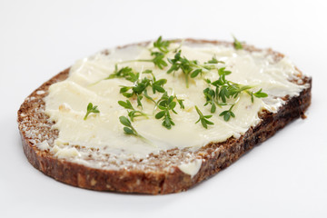 Vollkornbrot mit Butter und Kresse