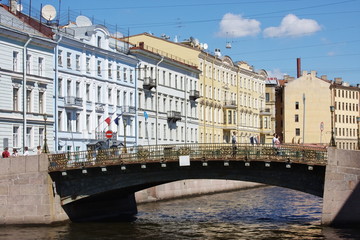 Naklejka premium bridge through a water channel in city Saint Petersburg