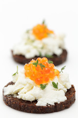 Canapes mit Frischkäse und Forellenkaviar
