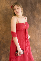 femme en robe de soirée rouge