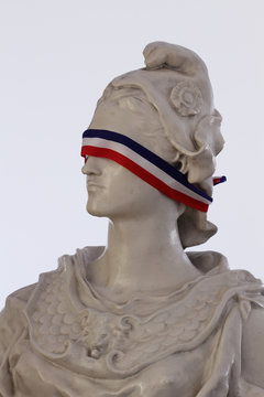 Marianne yeux band&eacute;es