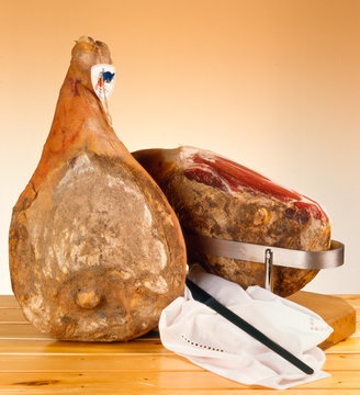 Prosciutto crudo intero