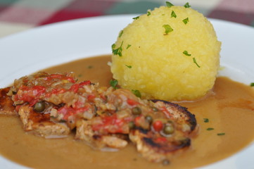 Schweinemedallions mit Kloß und Soß