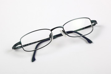 lunettes pliées sur fond blanc