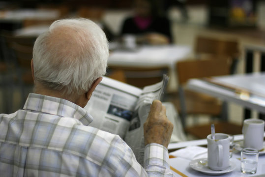 Hombre leyendo periódico