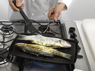 faire griller le loup de mer - grilling fish
