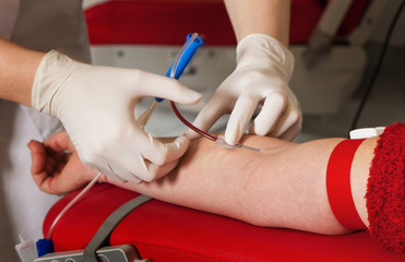 Blutabnahme beim Blutspenden in Blutlabor