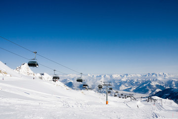 Fototapeta na wymiar Wyciąg narciarski w Alpach gór