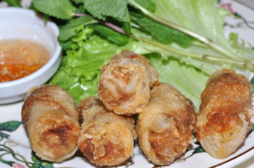 nems asiatiques nuoc mam salade et menthe