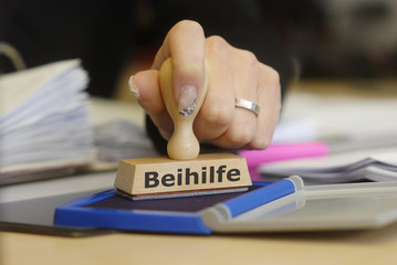 Stempel mit Hand und Beihilfe
