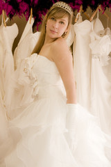 jeune femme qui essaye une robe de mariée
