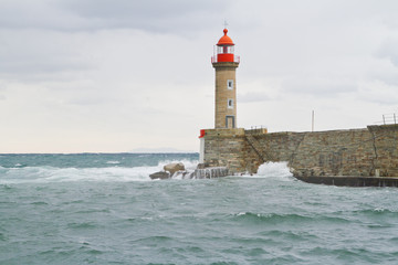 phare du port de bastia dans la tempete