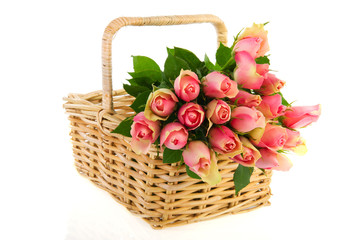Fototapeta na wymiar Bouquet pink roses in cane basket