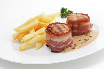 Schweinefilet Pfeffersoße,Pommes frites