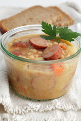 Bohneneintopf mit Mettwurst