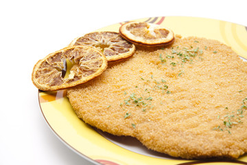 Schnitzel paniert mit Zitronenscheibe
