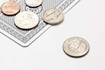 複数の小銭とトランプ