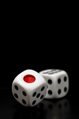 黒背景に2個のサイコロのアップ