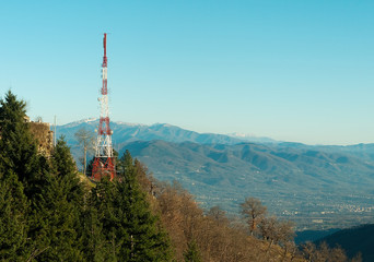 Obraz premium Radio mast with mountain view