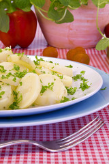 gekochte Kartoffeln angerichtet