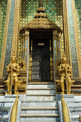 Obraz premium The golden giant statue in Wat Phra Kaew