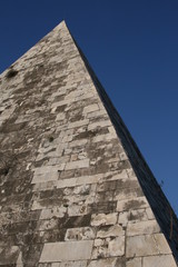 Fototapeta na wymiar Piramide cestia